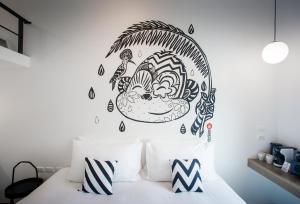 Blu Monkey Hub & Hotel Ranong客房内的一张或多张床位