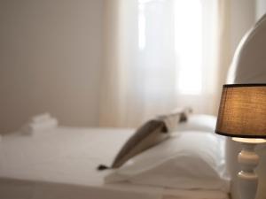 a lamp sitting on a table next to a bed at Il Grottino Relais & Spa in Gualdo Cattaneo