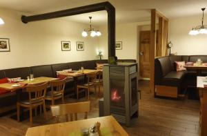 a restaurant with a fireplace in the dining room at Landgasthof Winzerscheune in Valwig