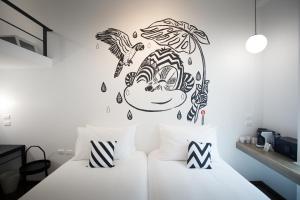 Blu Monkey Hub & Hotel Ranong客房内的一张或多张床位