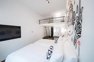 Blu Monkey Hub & Hotel Ranong客房内的一张或多张床位