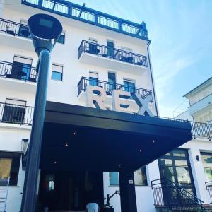 znak na przedniej stronie hotelu z światłem ulicznym w obiekcie Hotel Rex w mieście Lido di Savio