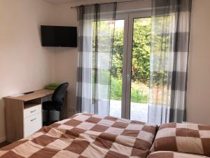 - une chambre avec un lit, un bureau et une fenêtre dans l'établissement Gästehaus Witteborg, à Paderborn