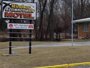 una señal para un hotel frente a un edificio en Windsor Crossroads Motel en Windsor