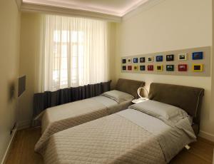 2 łóżka w sypialni z oknem w obiekcie fafgrandsuitenapoli w mieście Napoli