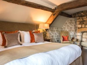 a bedroom with a large bed in a room at Woolmarket House in Chipping Campden