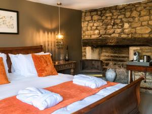 um quarto com uma cama com duas almofadas em Woolmarket House em Chipping Campden