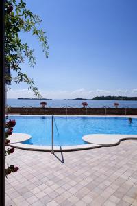Bazén v ubytování Grand Hotel Gardone nebo v jeho okolí