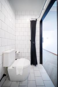 Blu Monkey Hub & Hotel Ranong的一间浴室