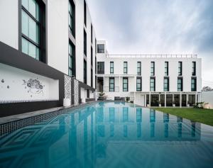 Blu Monkey Hub & Hotel Ranong内部或周边的泳池