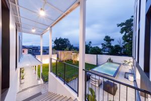 En balkong eller terrass på Blu Monkey Hub & Hotel Ranong