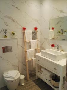 Ένα μπάνιο στο Bouganville apartment Stegna