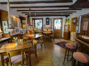 ein Restaurant mit Tischen und Stühlen in einem Zimmer in der Unterkunft Hotel zur Post - Burg an der Mosel in Burg (an der Mosel)