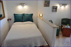 ein kleines Zimmer mit einem Bett und einer Treppe in der Unterkunft Studio Casa Formosa in Olhão