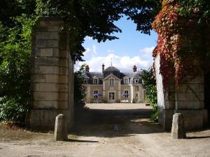 un ingresso a una grande casa con un edificio di Château de Colliers a Muides-sur-Loire