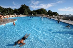 Bazén v ubytovaní Easyatent Safari tent Zelena Laguna alebo v jeho blízkosti