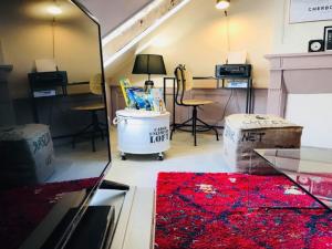 Una sala de estar con chimenea y una alfombra roja. en La Fabrique - Les Loges Normandes, en Cherbourg-en-Cotentin 46 fotos más