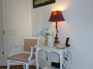 奇切斯特的住宿－Cherry End Bed and Breakfast，一张带台灯的桌子和一张带两把椅子的桌子