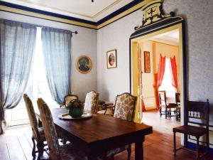 - une salle à manger avec une table en bois et un miroir dans l'établissement Château de Saint-Antoine, à Bonnac-la-Côte