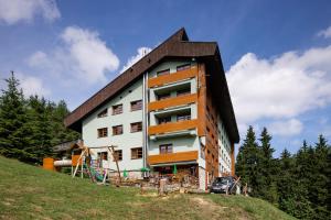 a building on top of a hill at Cihlarka 303 in Černý Dŭl