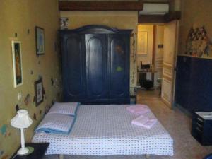 
A bed or beds in a room at Chez Brigitte Guesthouse

