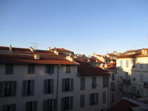 einen Blick auf die Dächer von Gebäuden in einer Stadt in der Unterkunft Chez Brigitte Guesthouse in Nizza