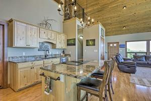 Una cocina o zona de cocina en Private Hilltop Home with Expansive View and Grill!