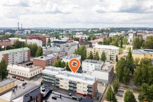uma vista aérea de uma cidade com um sinal de seta laranja em City Apartment Snellmaninkatu 22 B em Kuopio