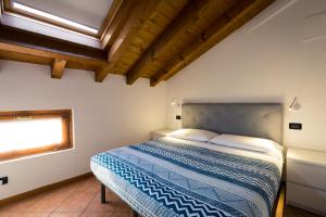 イゼーオにあるAPPARTAMENTO MAURO 2のベッドルーム(ベッド1台、窓付)