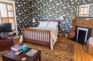 南波士頓的住宿－Charles Bass House Bed & Breakfast，一间卧室配有一张带花卉墙壁的床
