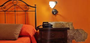 ein Schlafzimmer mit einem Bett und einem Telefon auf einem Nachttisch in der Unterkunft Hotel Neapolis in Neapel
