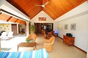 a living room with a wooden ceiling at Villa Oasis in Pereybere