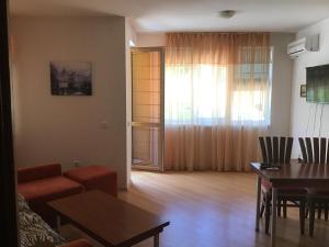Χώρος καθιστικού στο SunnySeasons Apartment with swimming pool view