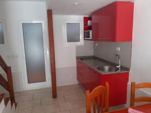 Kuchyň nebo kuchyňský kout v ubytování Niza Apartamentos