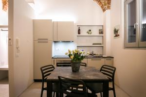 A kitchen or kitchenette at MAMELI PREMIUM by IDEA MONFERRATO sas Még 13 kép