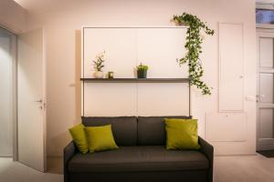 A seating area at MAMELI PREMIUM by IDEA MONFERRATO sas