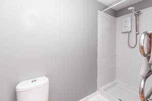 une salle de bain blanche avec douche et toilettes dans l'établissement Host & Stay - Club Chambers, à Great Malvern 26 autres photos