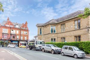 une rue avec des voitures garées devant un bâtiment dans l'établissement Host & Stay - Club Chambers, à Great Malvern