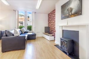 un salon avec un canapé et une cheminée dans l'établissement Host & Stay - Club Chambers, à Great Malvern