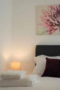 een slaapkamer met een bed met een lamp erop bij Coach House in Southampton