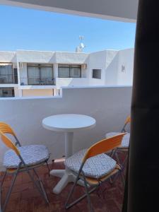 un tavolo e due sedie e un tavolo e un tavolo di Gecko Blue, Es Pujols ET - 75 PL a Es Pujols