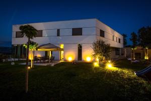 Vonkajšia záhrada v ubytovaní Villa Fire a luxury villa in Imotski, wellness oasis