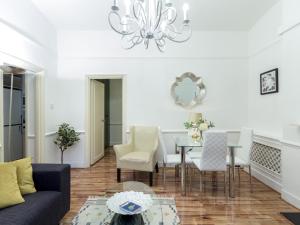 sala de estar con mesa y sillas en Comfortable One Bed in Central, en Londres