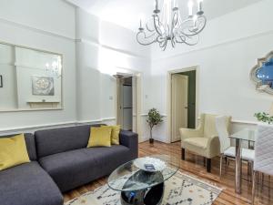 sala de estar con sofá y mesa en Comfortable One Bed in Central, en Londres