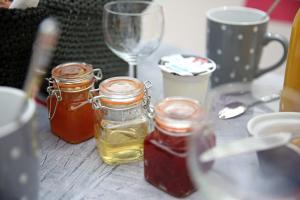 una mesa con tarros de miel y una copa de vino en Coeur de bull', en Cahuzac-sur-Vère