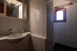 Kúpeľňa v ubytovaní Mary stone house + 17 fotografií