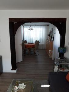 Ferienwohnung Hummer im Haus Daheim في هيلغولاند: غرفة معيشة فيها طاولة وكراسي