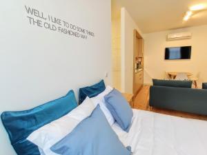 kanapę z niebieskimi poduszkami w salonie w obiekcie Bombarda Cinema Apartments w Porto