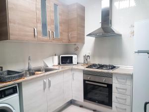 Кухня или мини-кухня в Apartamento con vistas a la Marina Real
