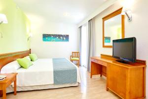 A television and/or entertainment centre at Universal Hotel Laguna